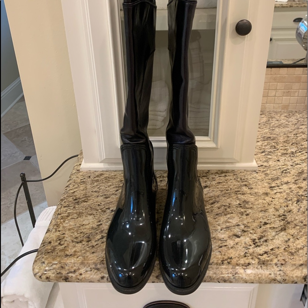 Ladies Andre’ Assous rain boots in excellent condition